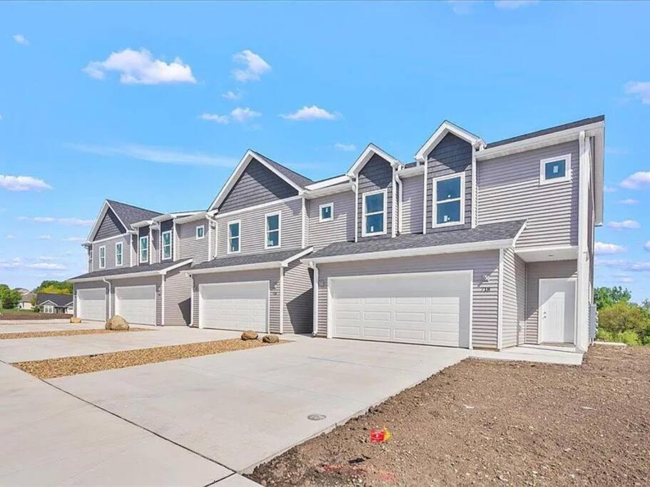 Central Cedar Falls New Construction Townhome! Buitenkant foto